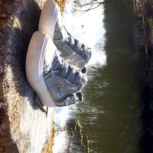 Blowfish Malibu kids they are very comfortable (only wore 2 or 3 times.